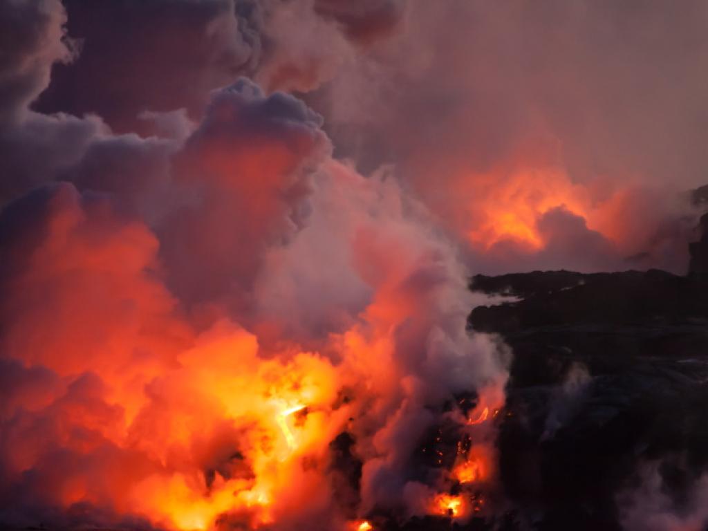 Телата на единадесет катерачи бяха открити след изригването на вулкана Мерапи