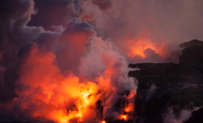 Стълб от пепел на над 3 км височина: Изригна вулканът Ибу в Индонезия