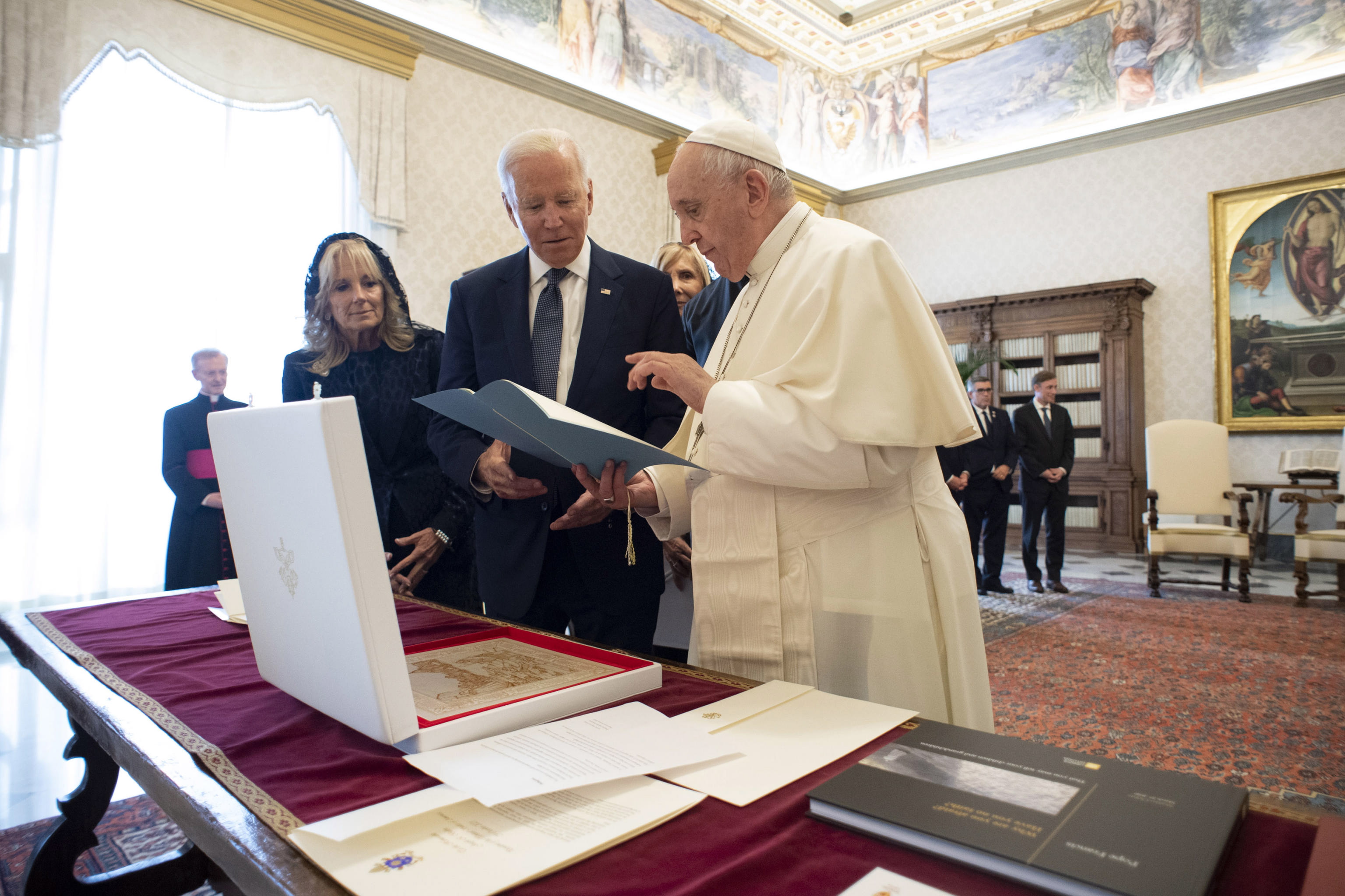 <p>Президентът на САЩ Джо Байдън имаше днес необичайно дълга среща с папа Франциск във Ватикана. Срещата се е състояла на фона на разгорелите се в Съединените щати дебати заради подкрепата на президента католик за правото на аборт</p>