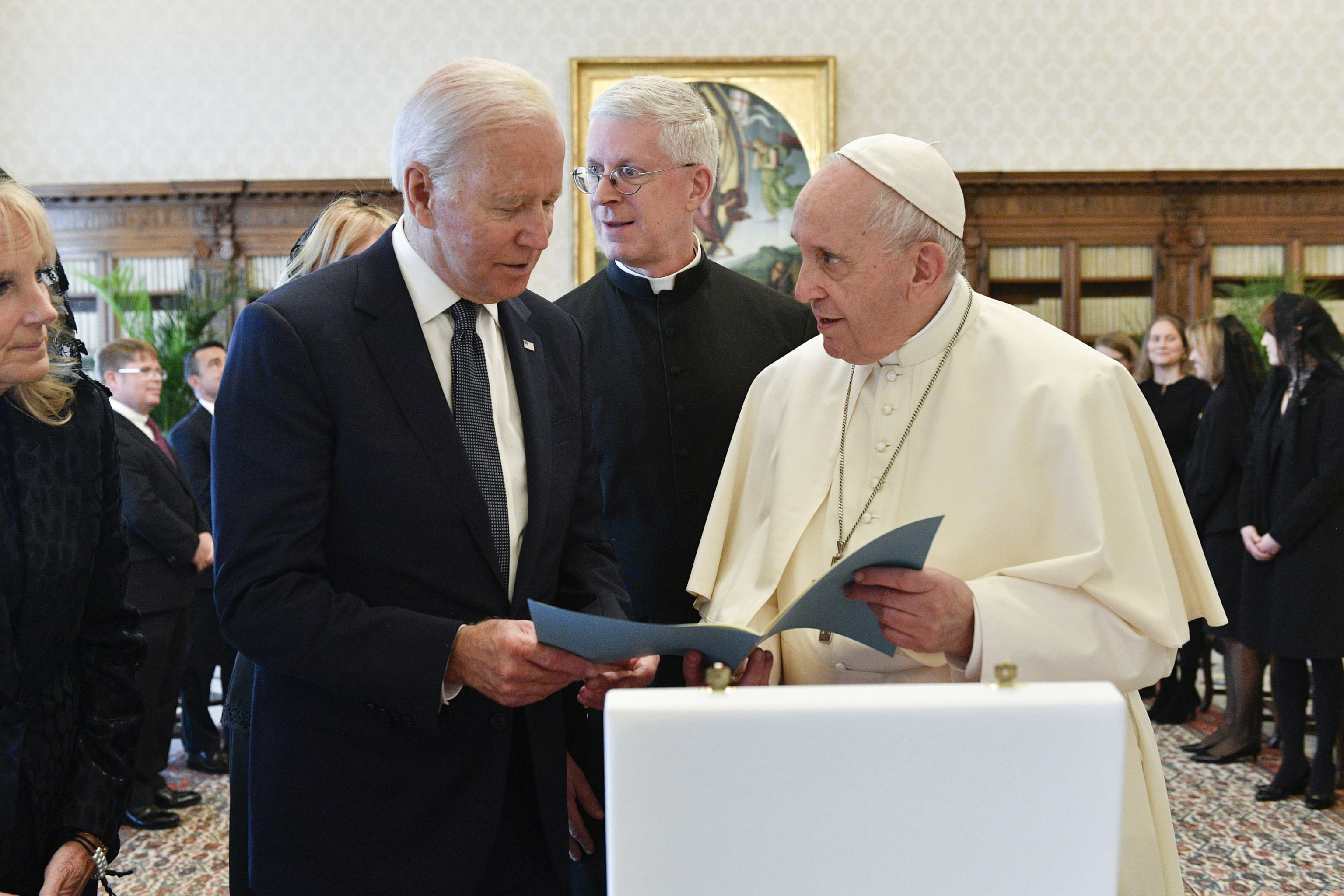 <p>Президентът на САЩ Джо Байдън имаше днес необичайно дълга среща с папа Франциск във Ватикана. Срещата се е състояла на фона на разгорелите се в Съединените щати дебати заради подкрепата на президента католик за правото на аборт</p>