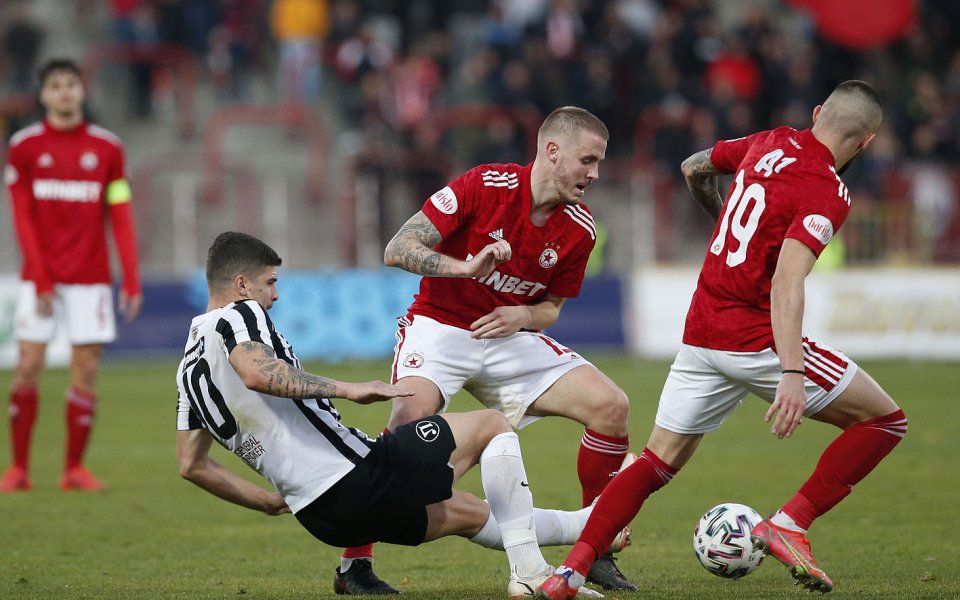 ЦСКА падна тежко от Локомотив Пловдив на "Армията". Загубата с