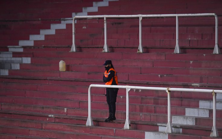 Ужасяващи сцени! Фенове простреляха треньор по време на мач (видео + снимки)