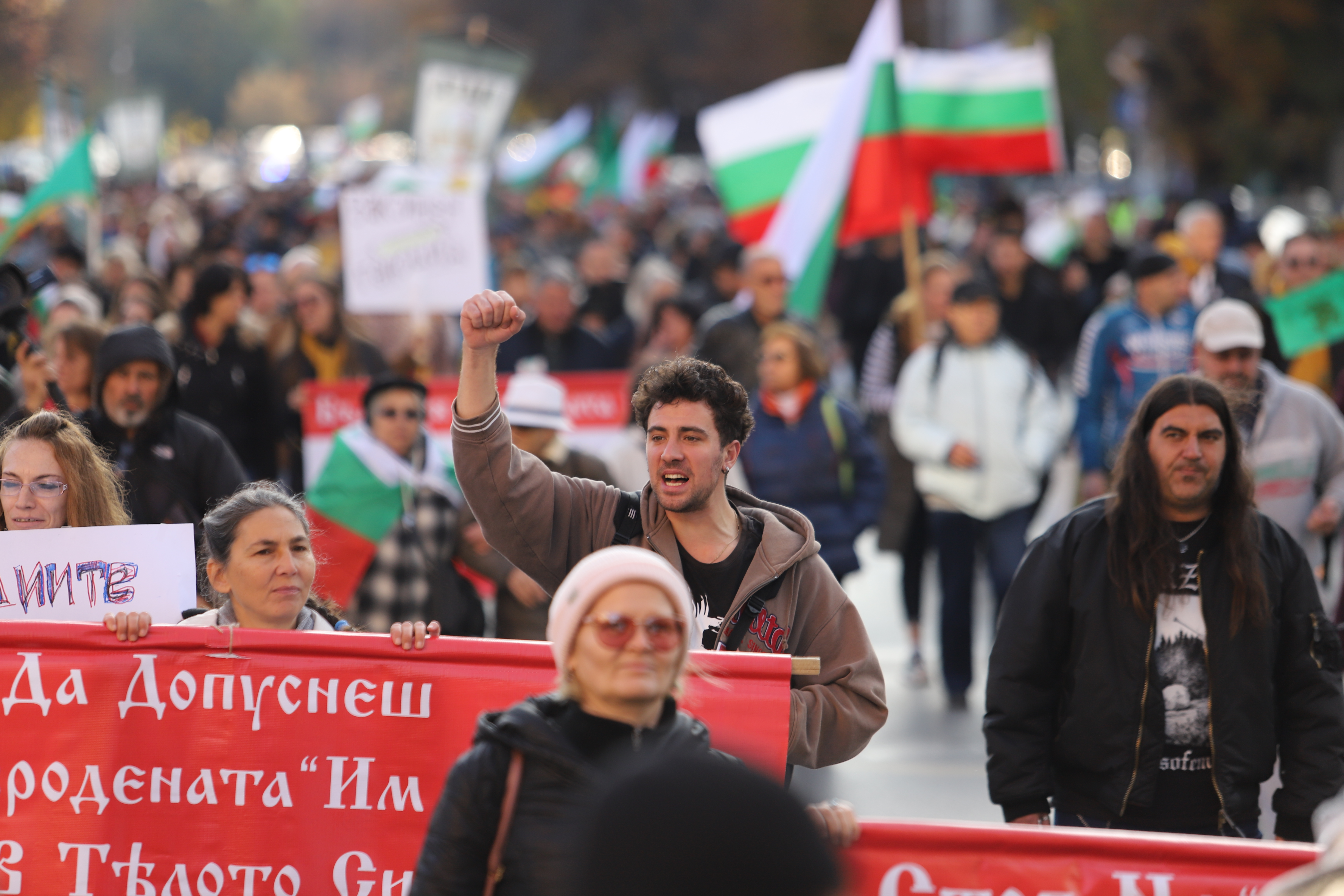 <p>Учители и родители протестират пред сградата на Министерството на здравеопазването срещу зелените сертификати, задължителната ваксинация и тестването на деца за COVID-19. Гражданите първоначално се събраха пред НДК и шествието им мина по пешеходната част на бул. &quot;Витоша&quot; до сградата на министерството</p>