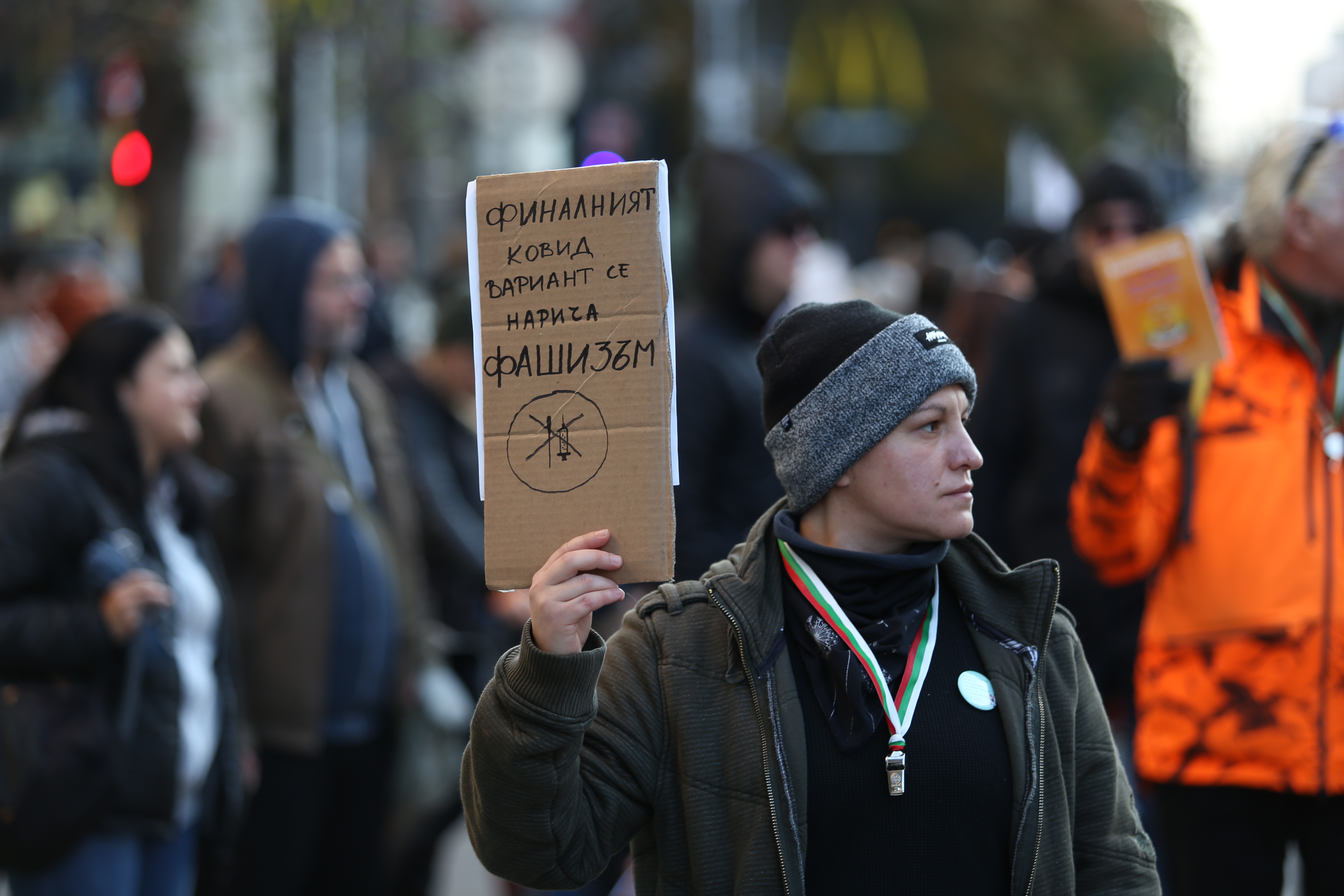 <p>Учители и родители протестират пред сградата на Министерството на здравеопазването срещу зелените сертификати, задължителната ваксинация и тестването на деца за COVID-19. Гражданите първоначално се събраха пред НДК и шествието им мина по пешеходната част на бул. &quot;Витоша&quot; до сградата на министерството</p>