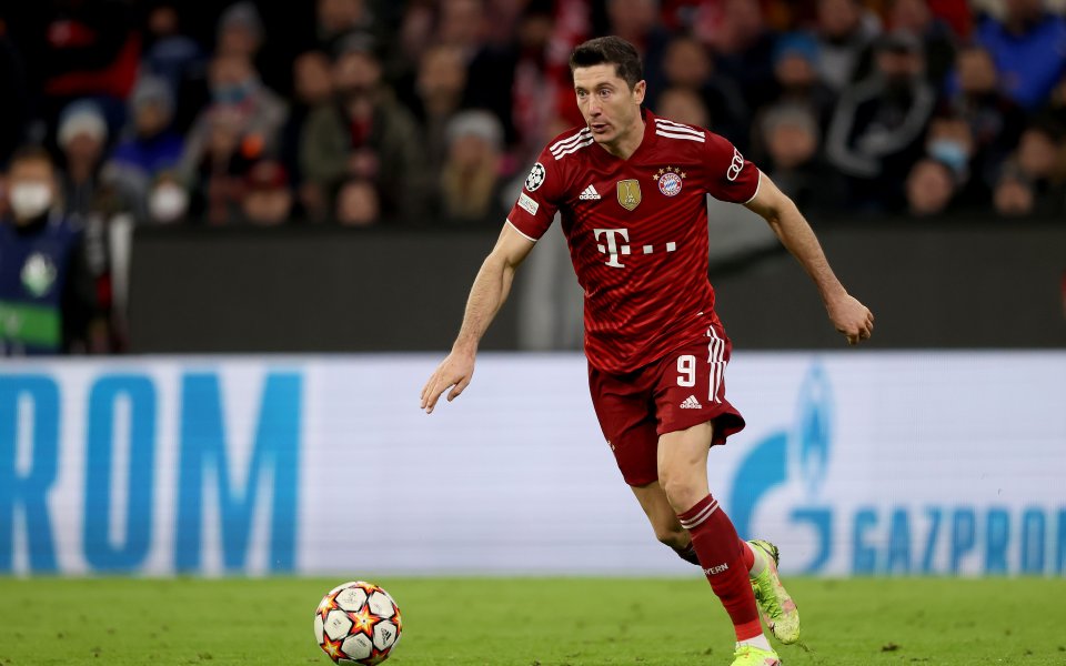 Нападателят на Байерн Роберт Левандовски отбеляза хеттрик при победата с