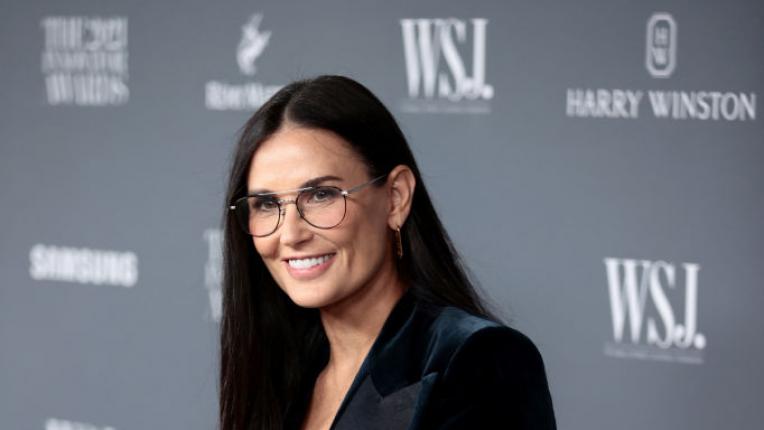  Деми Мур - секси и елегантна в костюм от черно кадифе 