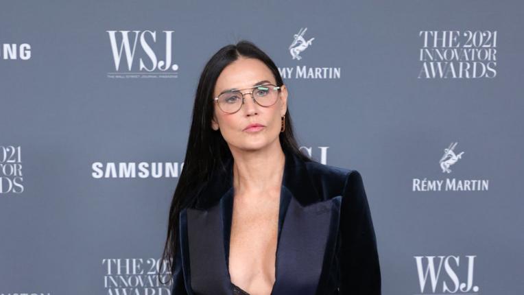  Деми Мур - секси и елегантна в костюм от черно кадифе 