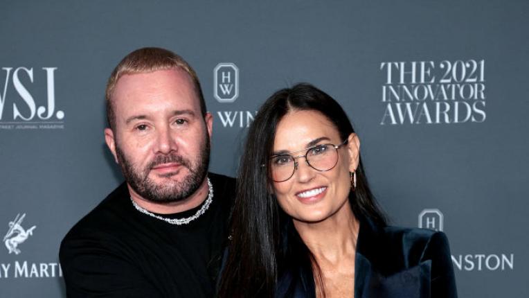  Деми Мур - секси и елегантна в костюм от черно кадифе 