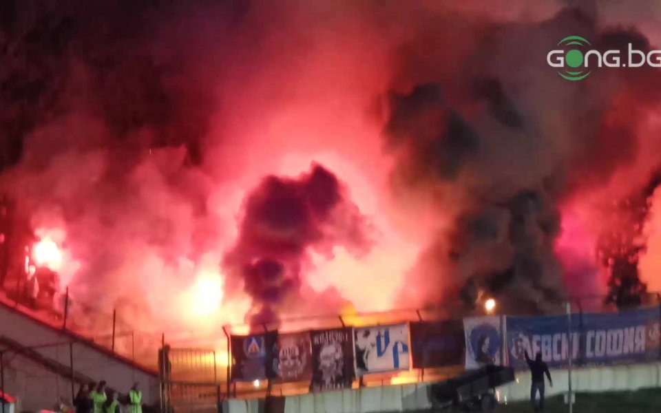 Пирошоу от публиката на сините