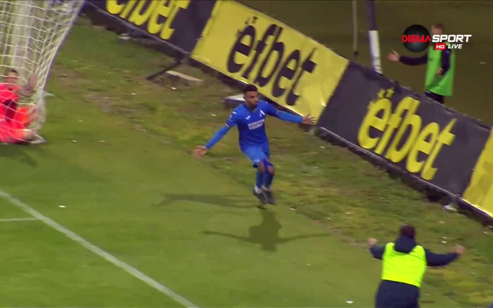 Билал Бари с глава откри за сините