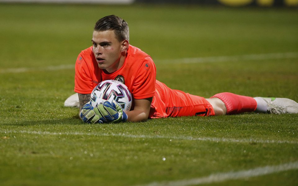 Вратарят на Славия - Светослав Вуцов, увисна с картони. Стражът