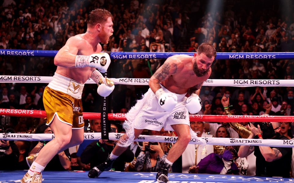 Саул &bdquo;Канело&ldquo; Алварес влезе в историята, след като нокаутира Кейлъб