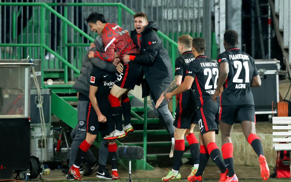 Отборът та Айнтрахт Франкфурт стигна до изключително инфарктна победа с