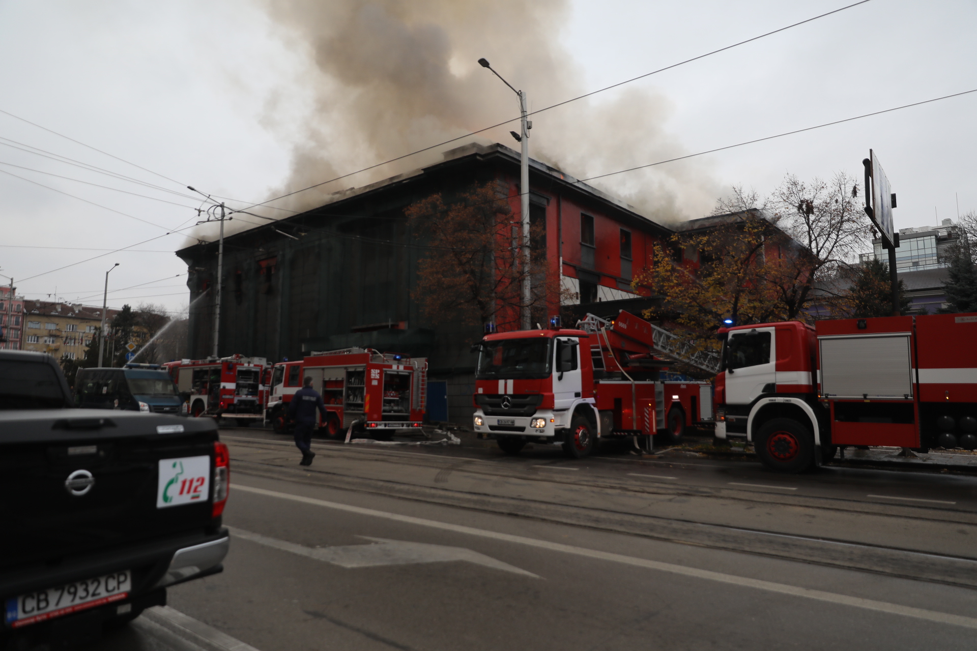 <p>Голям пожар в центъра на столицата. Става въпрос за сградата на театър &bdquo;Ренесанс&quot; - построен през 1900 година. По-късно тя изгоря и беше възстановена като кино &bdquo;Възраждане. Там имаше и известна поп-фолк дискотека. Сградата е паметник на културата.</p>