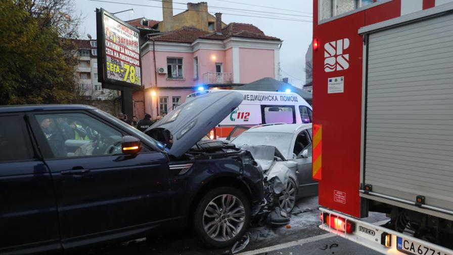 Тежка катастрофа след гонка с полицията в София (СНИМКИ)