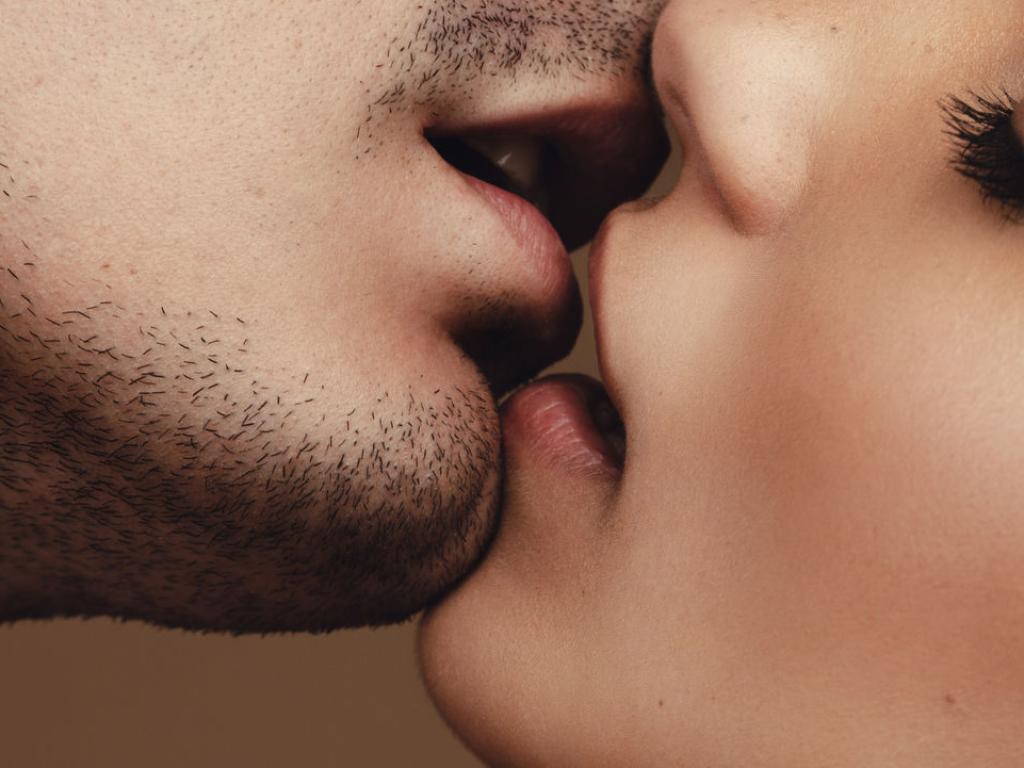 Целувката е процес, който носи много социални функции. Децата целуват