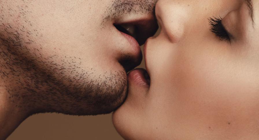 целувка двойка секс любов влюбени