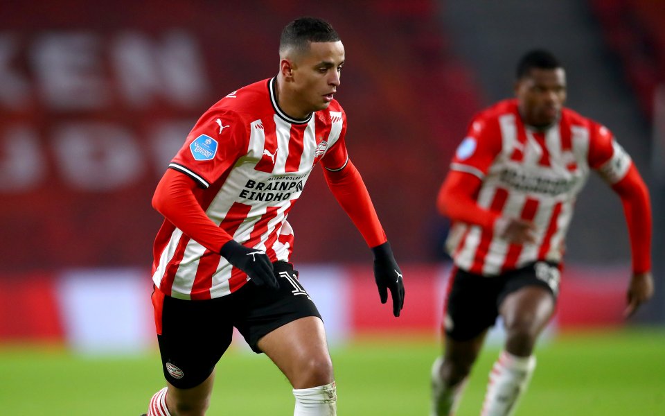 Вместо да се наслаждава на меден месец, халфът на Аякс