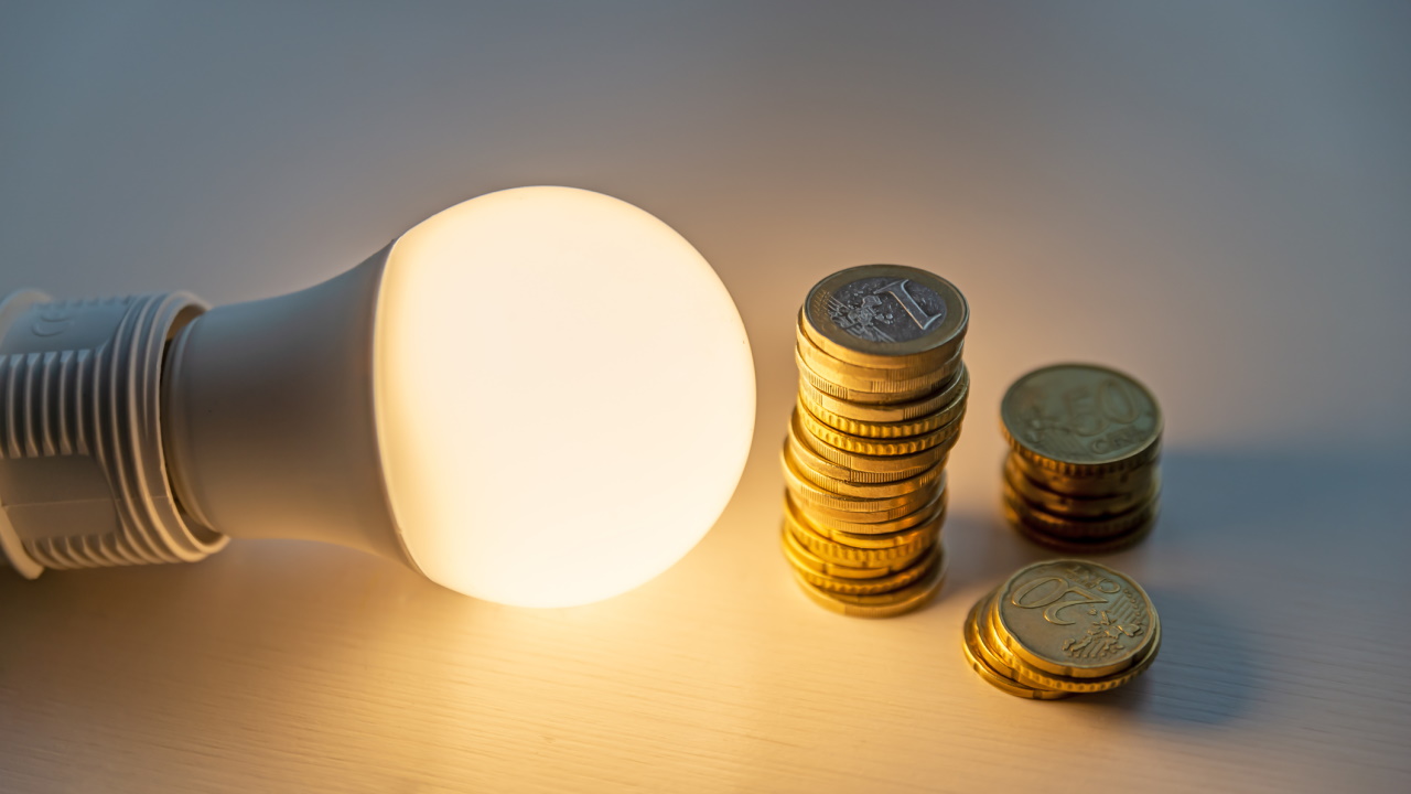 <p><strong>Минуси: не спестяваме значиелно количество енергия</strong></p>

<p>Въпреки това, лятното часово време всъщност не спестява значително количество енергия. Това може да е било вярно в миналото, но в днешната технологична епоха използването на телевизори, компютри и климатици е приблизително еднакво, независимо дали има слънце или не.</p>