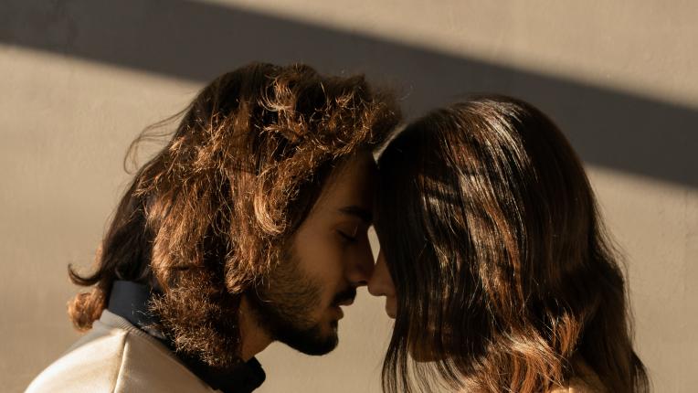  Какво споделя определената двойка за твоята обич 