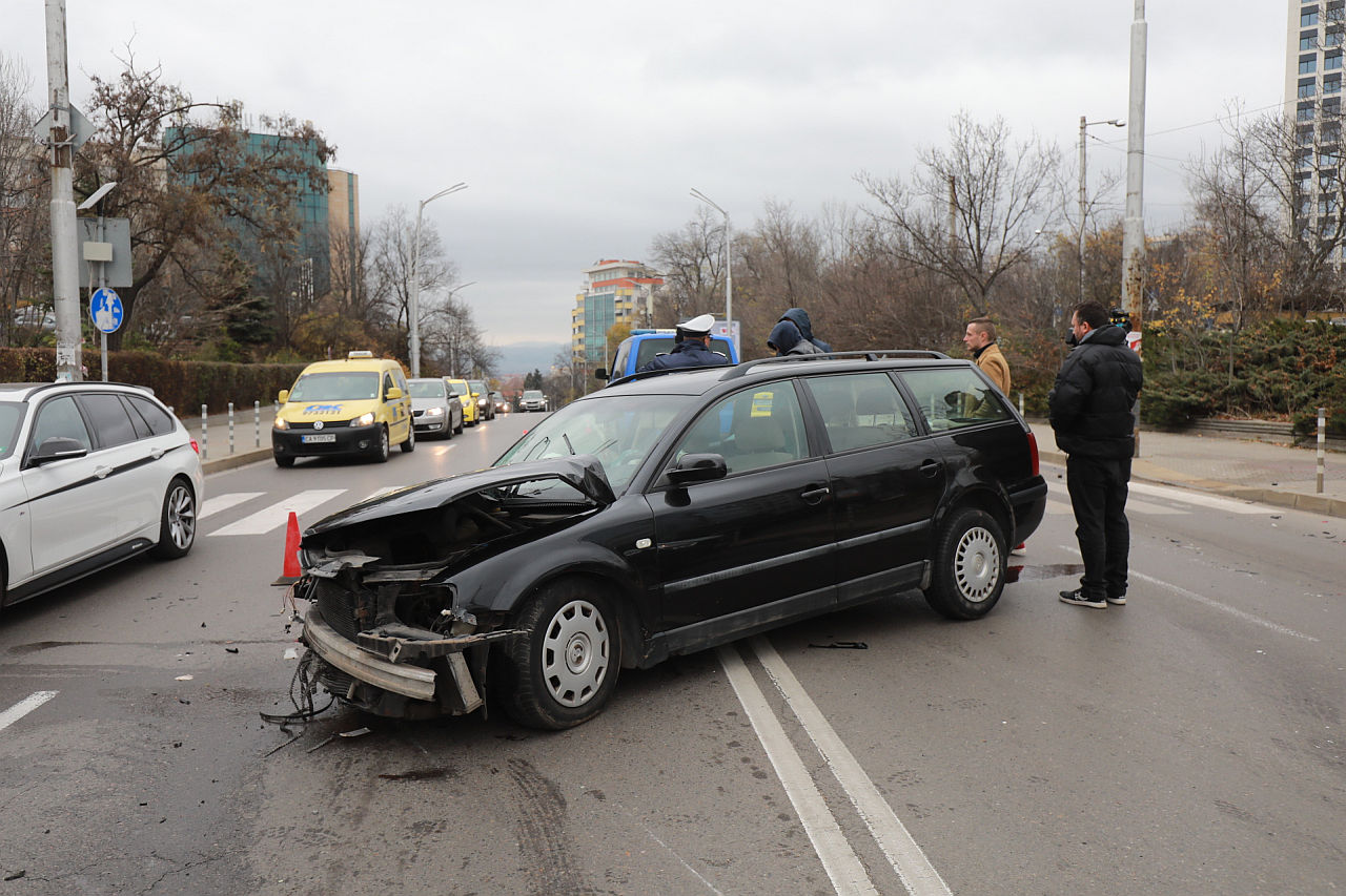 <p>Катастрофа между два леки автомобила на кръстовището на бул. &bdquo;Черни връх&rdquo; и бул. &bdquo;Джеймс Баучер&rdquo;</p>