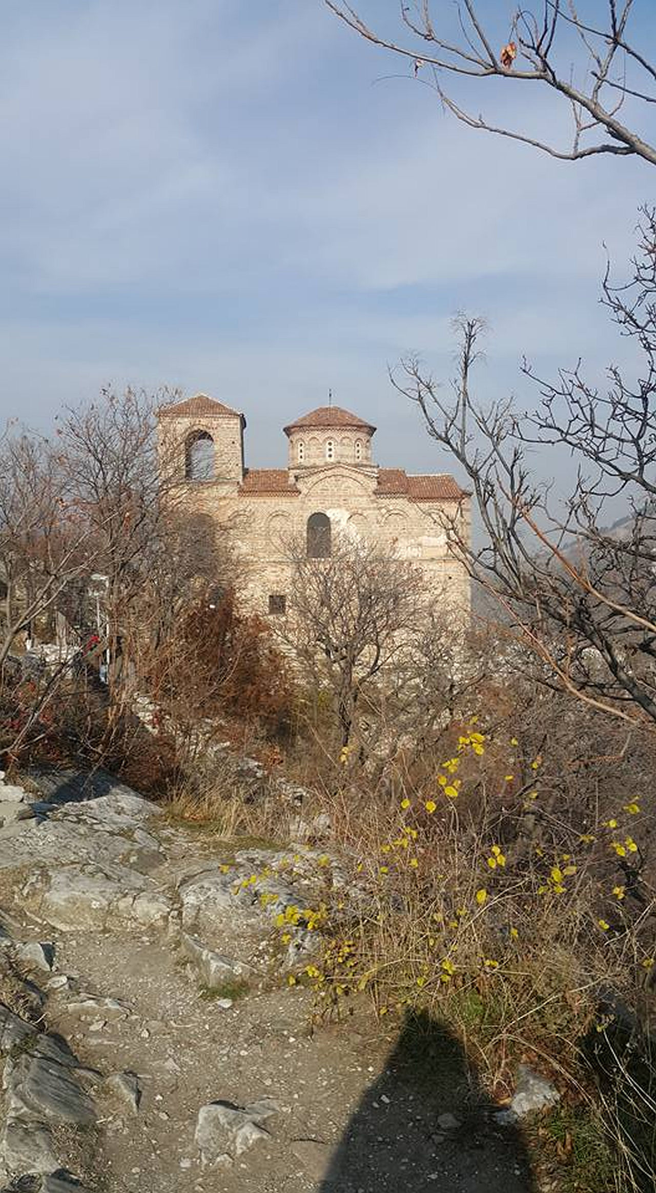 <p>Високо в планината като страж стои една от най-красивите крепости в България - Асеновата крепост</p>