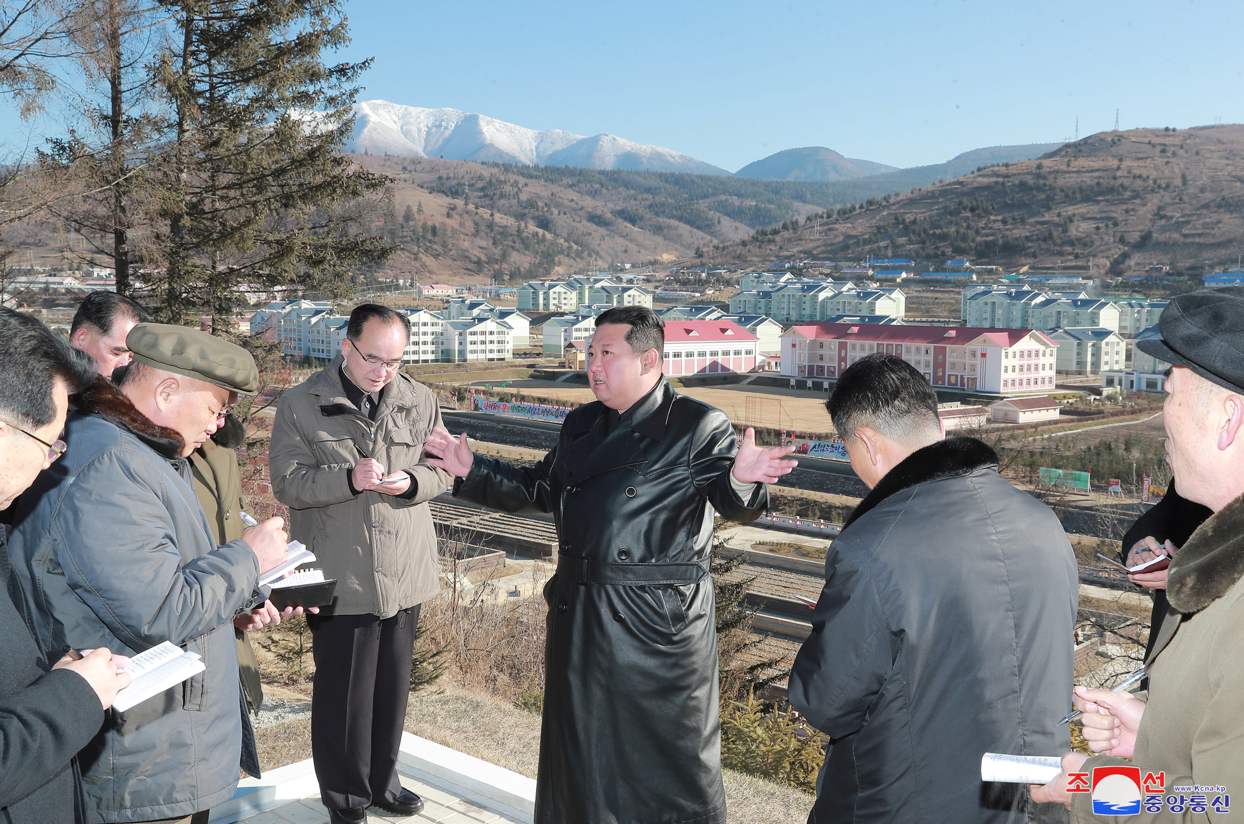 <p>Севернокорейският лидер Ким Чен-ун посети новия град, който се строи близо до границата на страната с Китай и планината, смятана за свещена от неговото семейство</p>