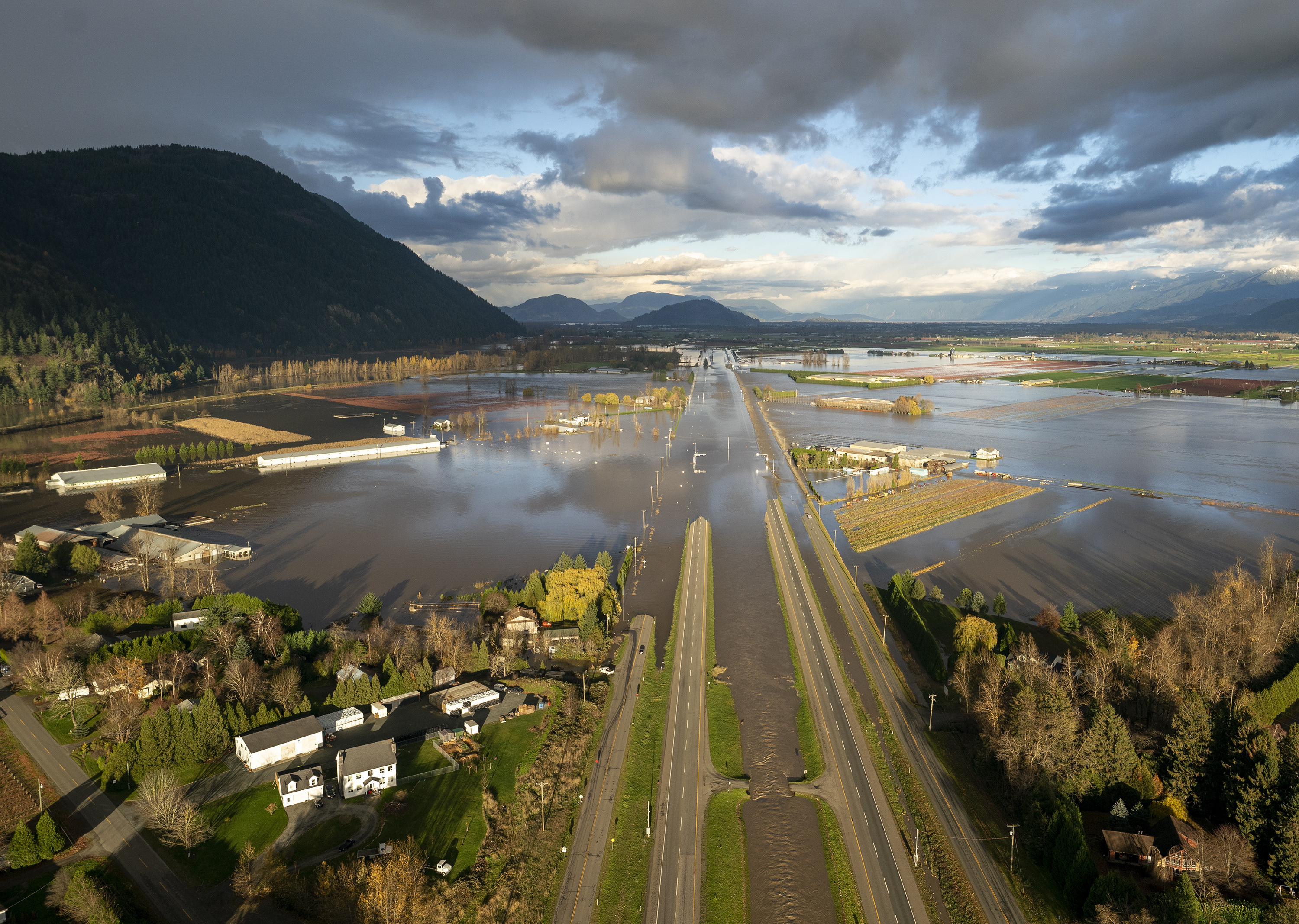 Дъждове и кални свлачища отрязаха Ванкувър от останалата част на Канада.