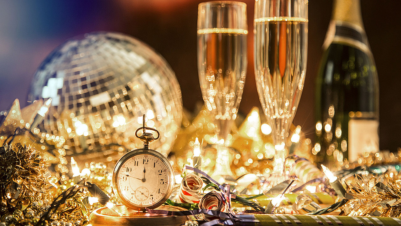 <p><iframe frameborder="0" height="532" scrolling="no" src="https://assets.pinterest.com/ext/embed.html?id=186758715794922795" width="345"></iframe></p>

<p><strong>Наблюдавайте фойерверките (Австралия)</strong></p>

<p>Според много култури фойерверките в полунощ традиционно прогонват злите духове и лошия късмет, като същевременно са и прекрасен празничен начин за изпращане на старата година. Наблюдаването на традиционното светлинно шоу над моста Харбър в Сидни със сигурност е преживяване, което не се забравя</p>