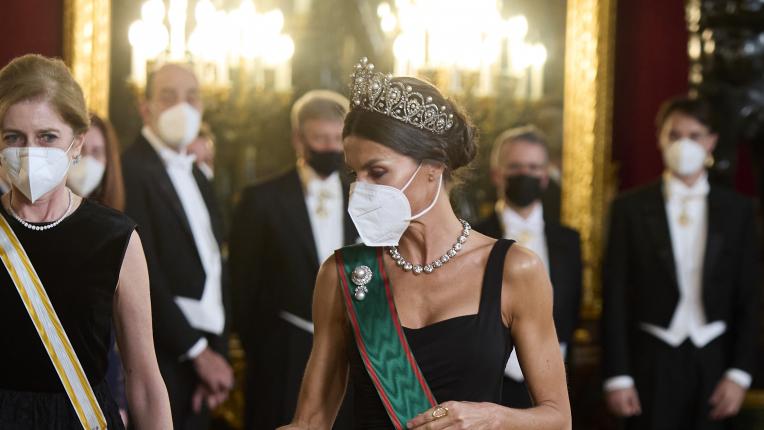  Летисия Ортис в цялостния си искра за публична вечеря в двореца 