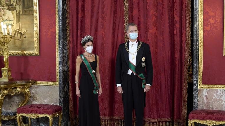  Летисия Ортис в цялостния си искра за публична вечеря в двореца 