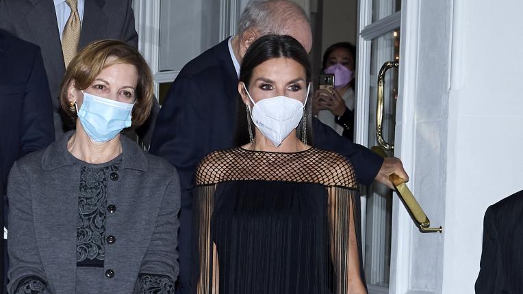  Летисия Ортис в елегантна черна рокля 