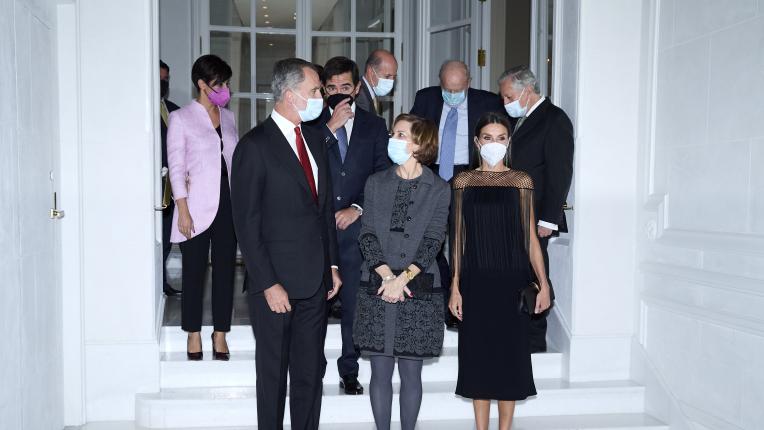  Летисия Ортис в елегантна черна рокля 