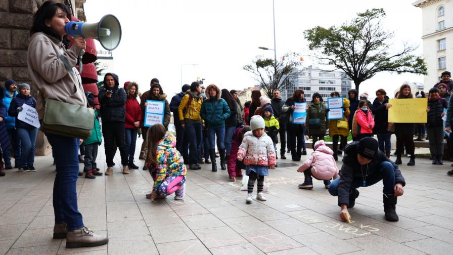 Родители протестираха за незабавно връщане на децата в училище