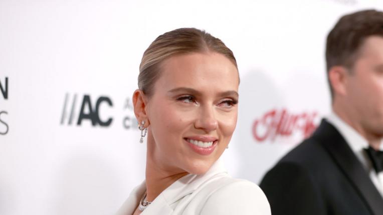  Скарлет Йохансон с премия и първа поява на аления килим след раждането 