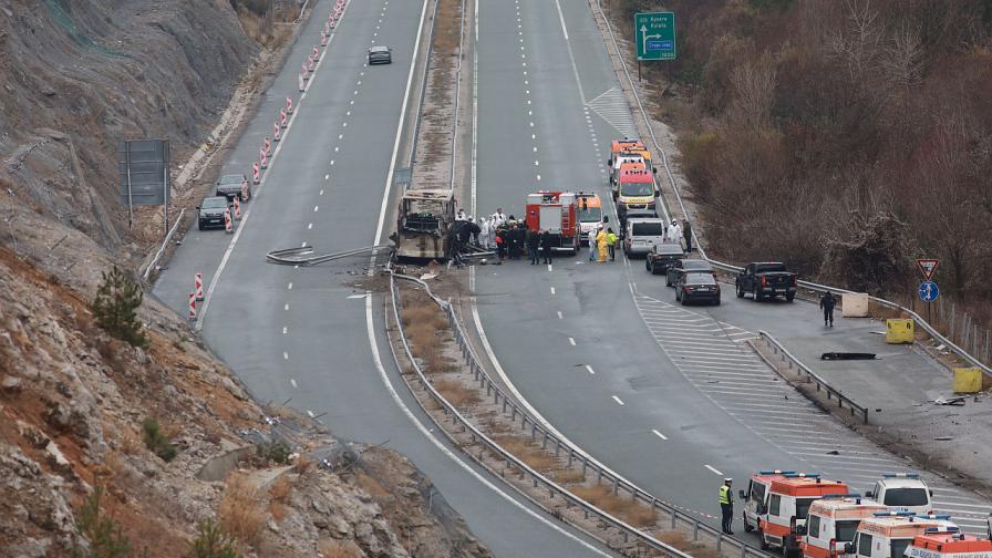 Трагедия на АМ "Струма". Пътнически автобус се запали на пътя, 45 души са загинали при инцидента, който е станал край Боснек в нощта срещу вторник, седем души са оцелели.