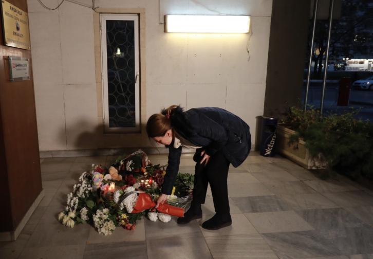 Цветя и играчки пред посолството на РС Македония в София