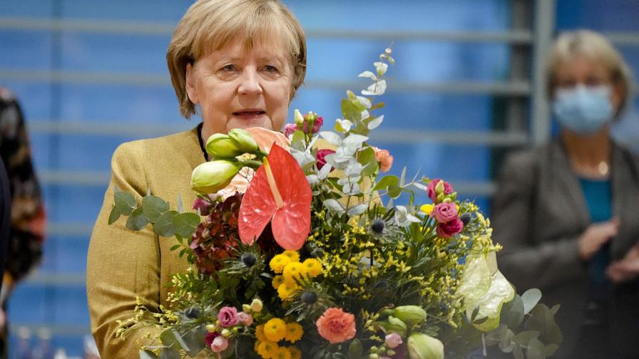 <p>Цветя за Меркел на прощалното заседание на министерския съвет</p>