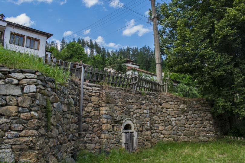 <p><strong>Агушеви конаци</strong></p>

<p>На 25 км от Смолян, в село Могилица, се намира един уникален паметник на културата - Агушевите конаци. Комплексът се състои от феодален тип постройки, който е автентичен не само в България, но и на Балканския полуостров.&nbsp;Сградите му са строени в продължение на 20 години от местни майстори по поръчка на Агуш Ага &ndash; богат и влиятелен феодал, който имал трима сина. Неговото желание било да притежава палат с три отделни конака, по един за всеки син. Конакът смайва с уникалната си родопска архитектура и&nbsp;съвършенство, които не са спестени при изграждането му. В него са вградени 221 прозореца, 86 врати и 24 комина. За съжаление днес конакът е затворен за посетители, но въпреки това родопската атмосфера и духът на самото място ще се усетят и извън него и мислено ще пренесат туриста векове назад.</p>