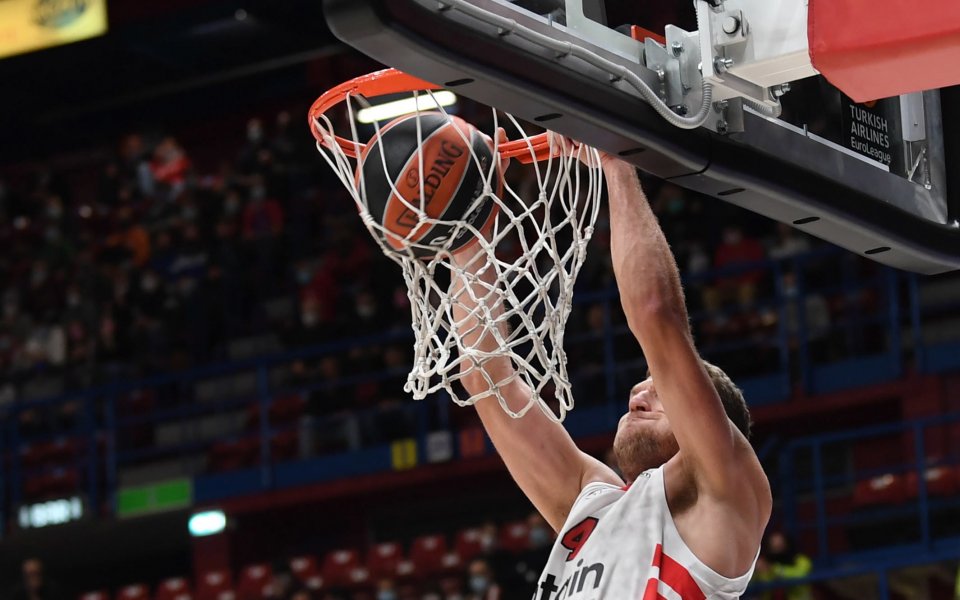 Олимпиакос, с българския национал Александър Везенков в състава си, победи