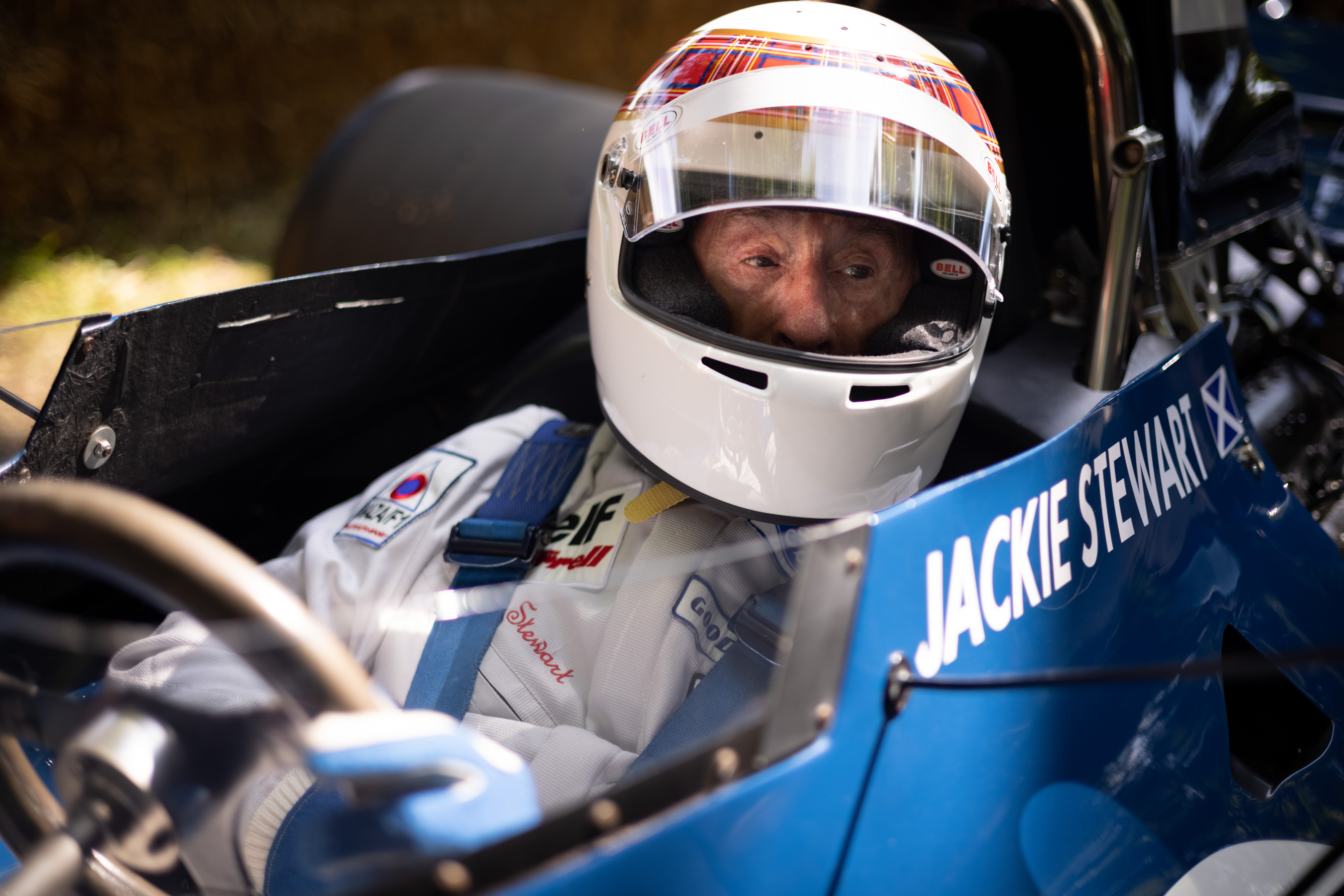 <p><strong>Сър Джеки Стюърт</strong></p>

<p>Бившият състезател от Формула 1 е близък приятел на кралицата.</p>