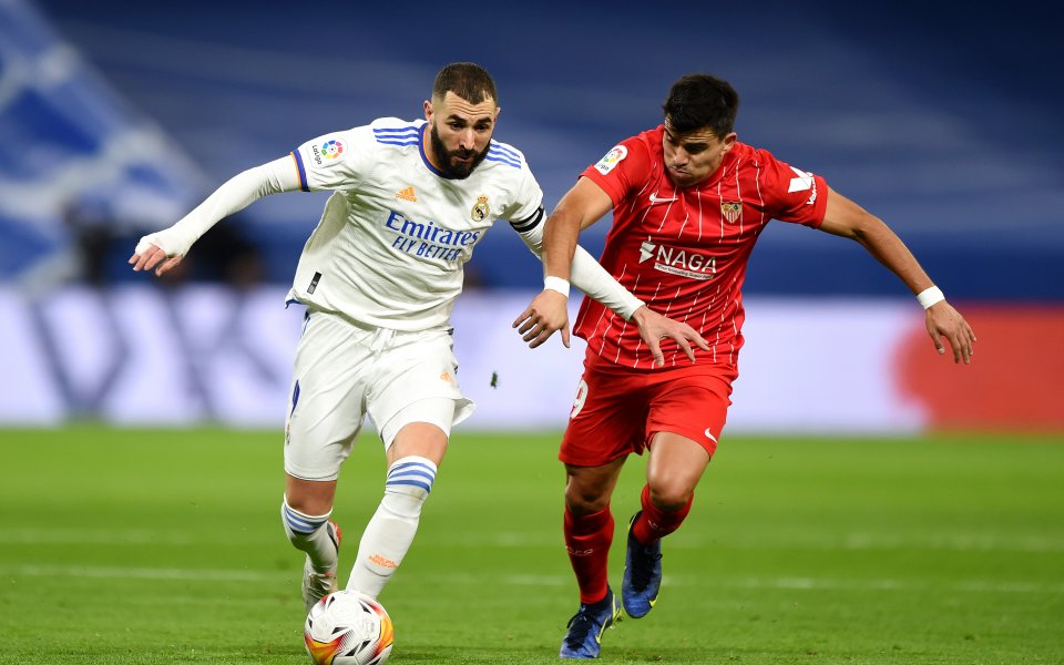 Реал Мадрид и Севиля играят при 1:1 в дербито на