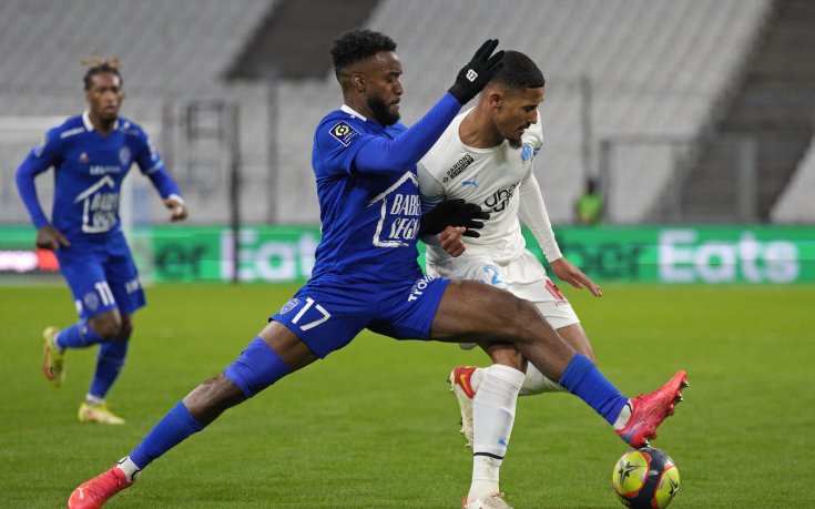 Троа гледа към спасението след бой над Лил