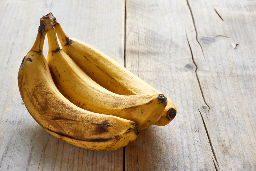 <p><strong>2. Подобрява зрението</strong><br />
Причината е, че бананите съдържат известно количество витамин А, мастноразтворим витамин, който е от голямо значение за предпазването на очите и за доброто зрение.&nbsp;</p>

<p>Всекидневният прием на витамин А също така намалява риска от нощна слепота.</p>