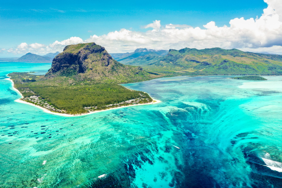 <p><strong>10. Остров Мавриций&nbsp;</strong></p>

<p>Известен като Рая на земята, остров Мавриций ще ви впечатли с кристално бели плажове, тюркоазено сини води, мек климат в комбинация със спиращи дъха природни гледки на зелени планини и вулкани, буйни водопади, долини и коралови рифове. Освен да се наслаждавате на лятна почивка през зимата, можете да се гмуркате, да играете голф, да карате сърф, да се разхождате из природните богатства или да разглеждате забележителности (Кралската Ботаническа градина, резерватът Domaine du Chausseur, старата столица на острова Mahebourg с морският музей, равнината Champagne в Chamarel, паркът Casela Bird).&nbsp;</p>

<p>Като популярна туристическа дестинация о. Мавриций предлага и много забавления, казина и неспиращ нощен живот.</p>