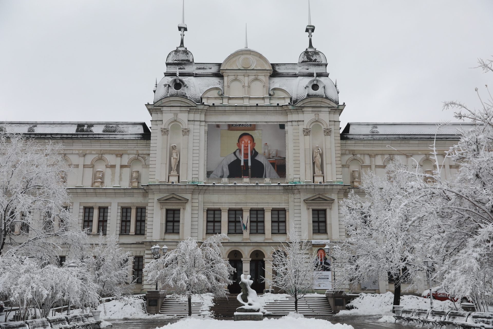 <p>Дърво падна в Докторската градина в София</p>