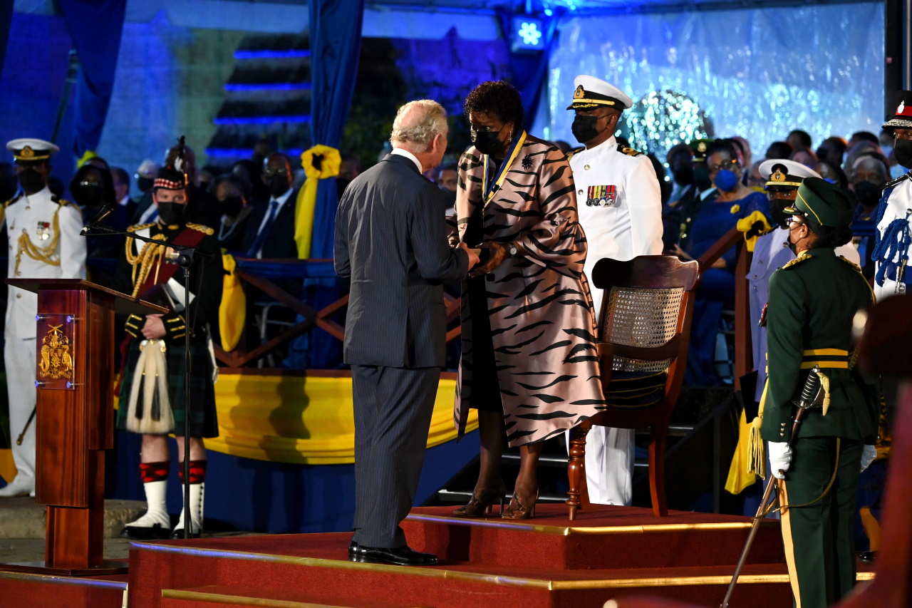 <p>Принц Чарлз получава орден от президента на Барбадос Сандра Мейсън</p>