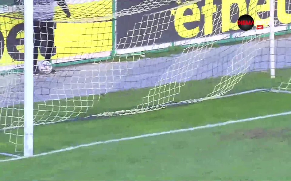 В 50-ата минута Неделев пусна към Емануел Току, който проби