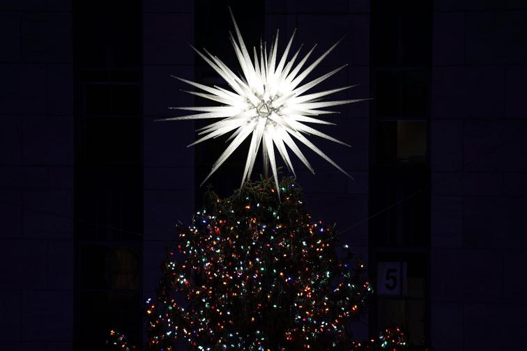 Коледното дърво в центъра Рокфелер в Ню Йорк