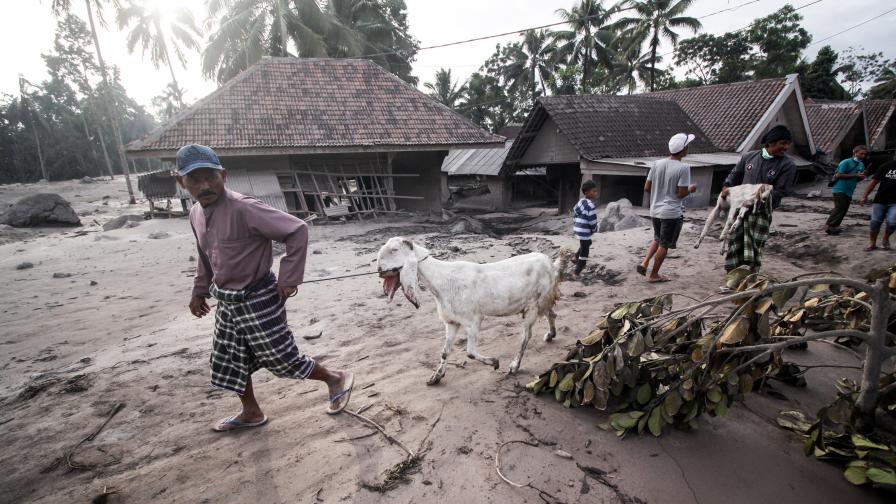 Расте броят на жертвите след изригването на вулкана в Индонезия